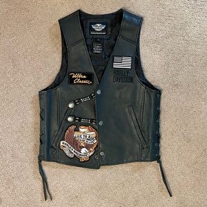 Gently used Harley Davidson Medium Men’s 100% pigskin vest.